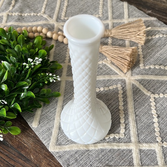 VINTAGE milk glass Vase - like new - Picture 8 of 8